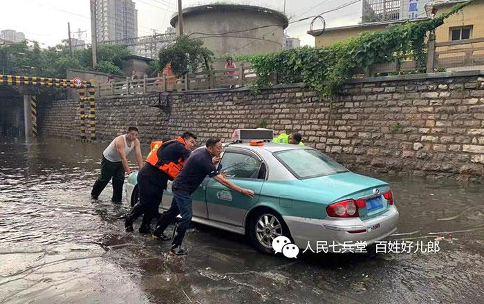 耿玉远局长的带领救援队员们将出租车拖拽出水面