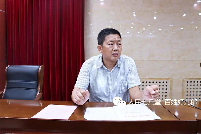 山东省体育中心设备技术部部长黄生宣读表彰决定